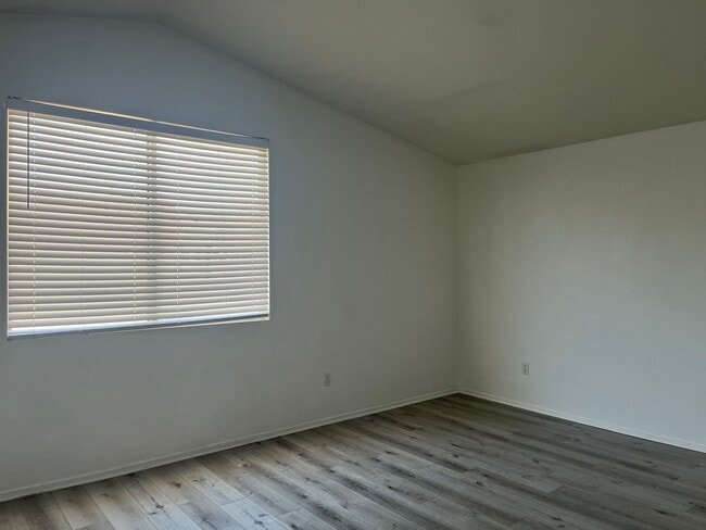 Building Photo - 3 bedroom 2 bathroom Home available in Vic...