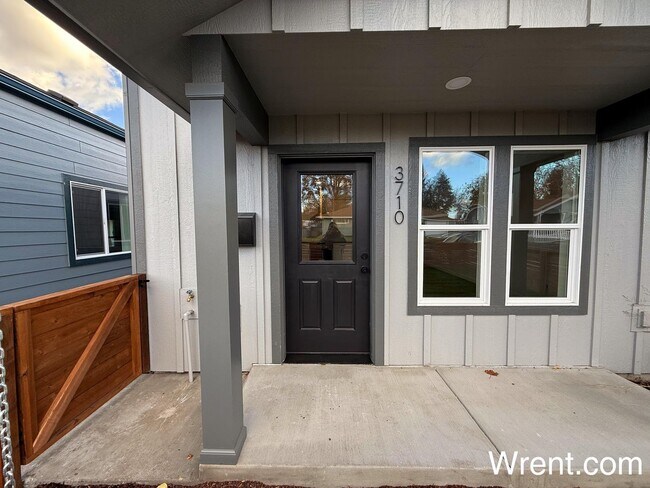 Building Photo - Brand New 3 Bed / 2 Bath Duplex Near Parks & Golf - W/S/G Included
