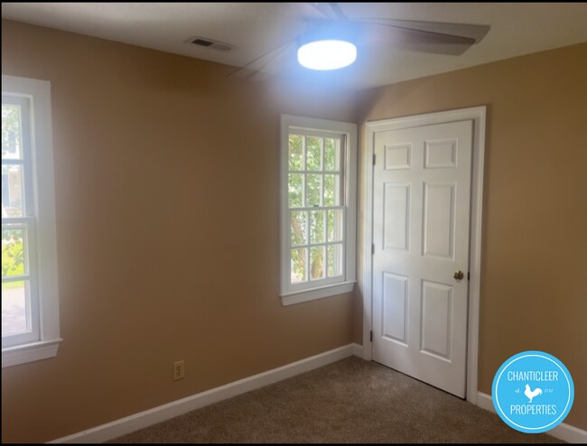Building Photo - 6925 Sandringham Dr