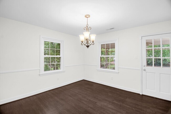 Building Photo - Beautiful 3 bedroom 2 1/2 bathroom Home with a Fenced-in Backyard in Winston!