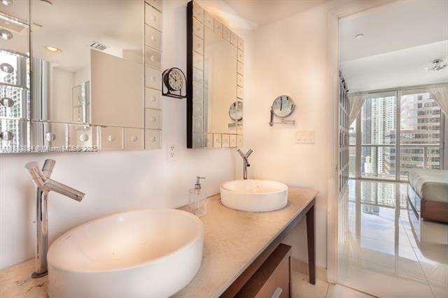 Building Photo - 495 Brickell Ave