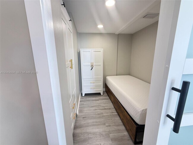 Building Photo - 5838 Collins Ave