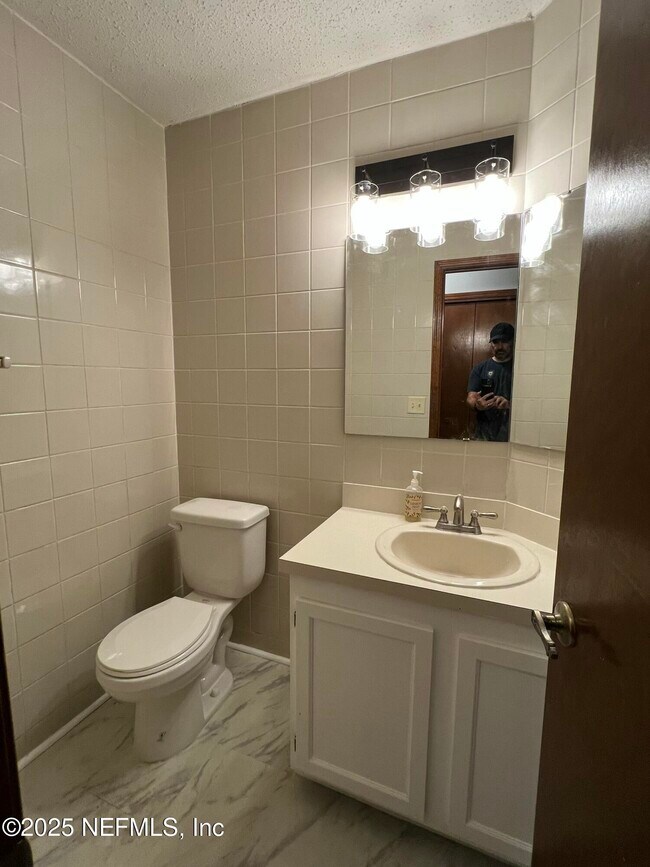 Building Photo - 4022 Laurelwood Dr