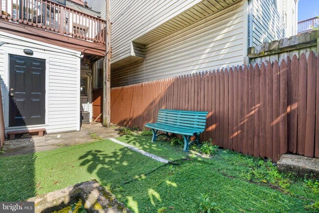 Building Photo - 1005 Baylis St