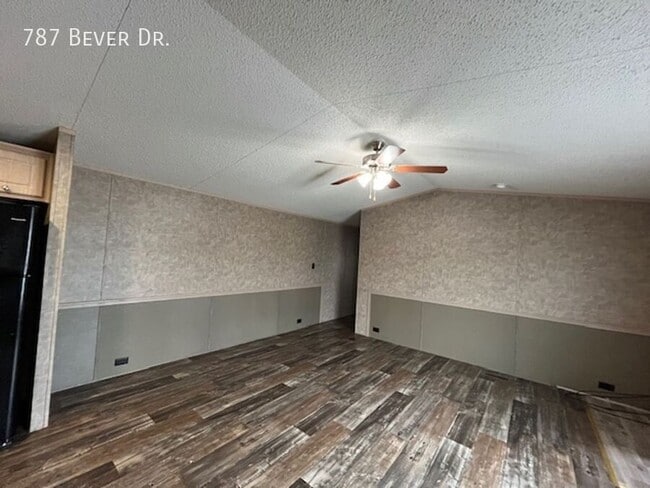 Building Photo - 787 N Bever Dr