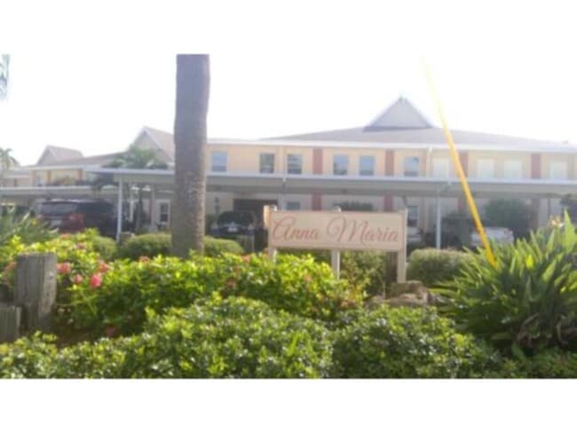 Building Photo - Waterfront 2 Bed 2 Bath, Private Dock, Pea...
