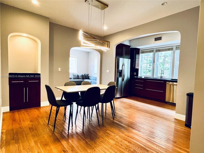 Building Photo - 215 Phoenetia Ave