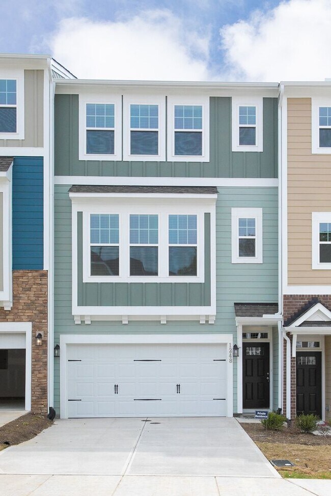 Building Photo - Gorgeous Townhome With Loads of Amenities in Ellis Crossing!