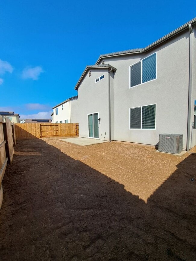Building Photo - MOVE IN READY: Brand-New 2-Story Home with...