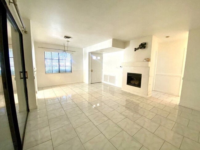 Building Photo - Cozy 2bd/2ba Gated Condo! W/ 2 Community Pools and Spa!
