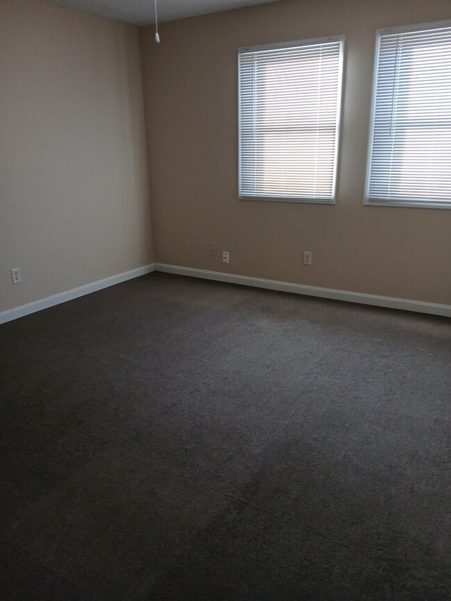 Building Photo - 711 S Poplar St