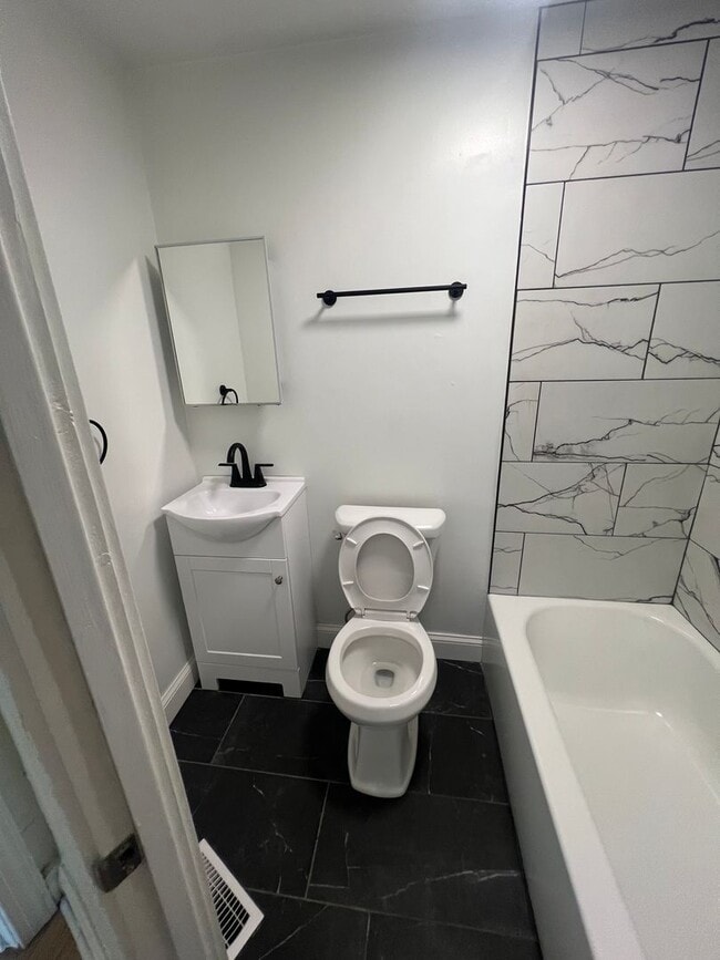 Building Photo - 5 bedrooms 2 bathrooms