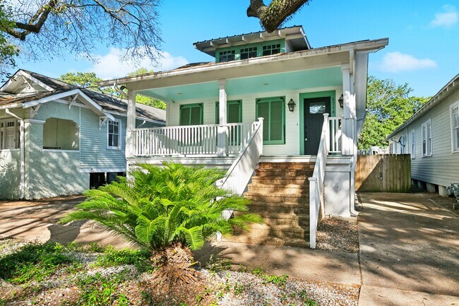 Building Photo - Beautiful 3 Bedroom Home Steps from Yulman...
