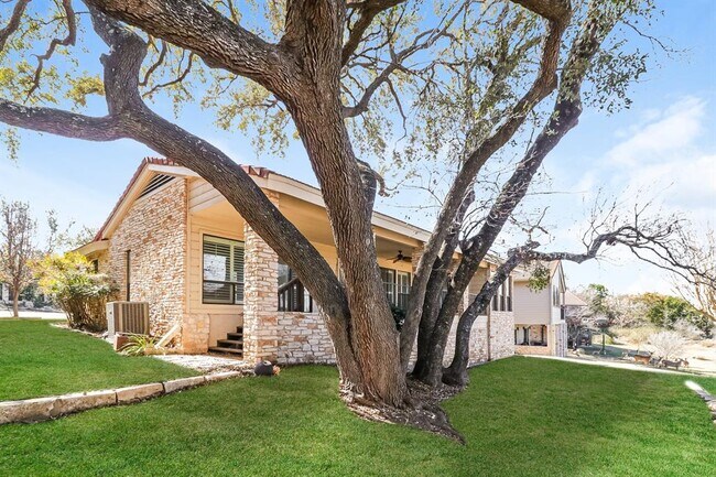 Building Photo - 208 Crescent Bluff