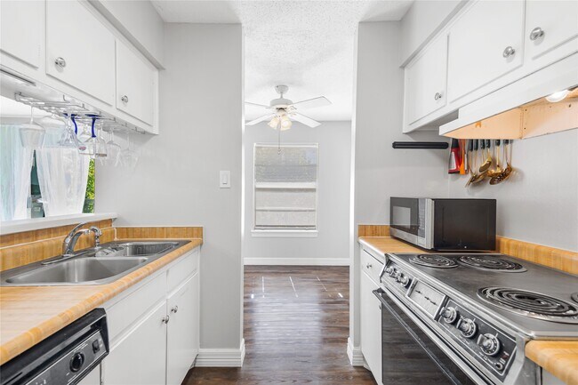 Building Photo - 8233 Kingsbrook Rd