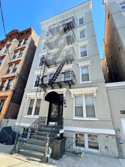 Building Photo - 711 Willow Ave