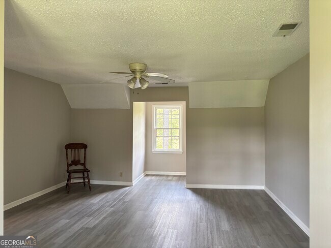 Building Photo - 559 Stringer Rd