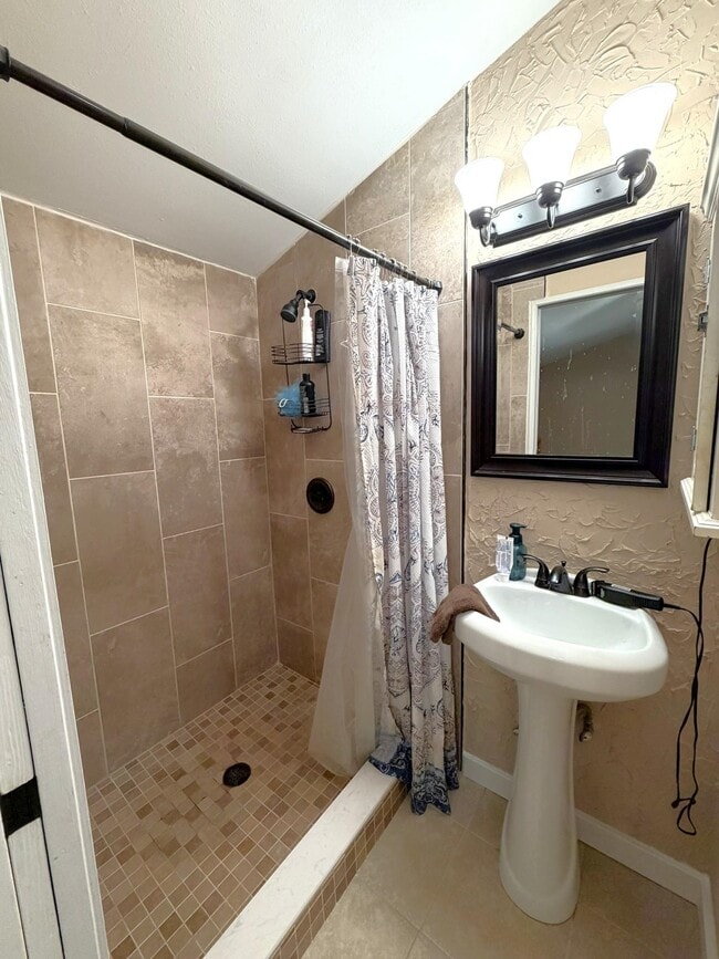 Building Photo - 514 Teal Ln