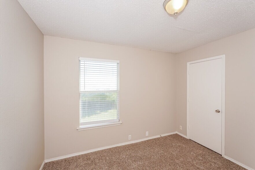 Building Photo - 7001 Baybridge Dr