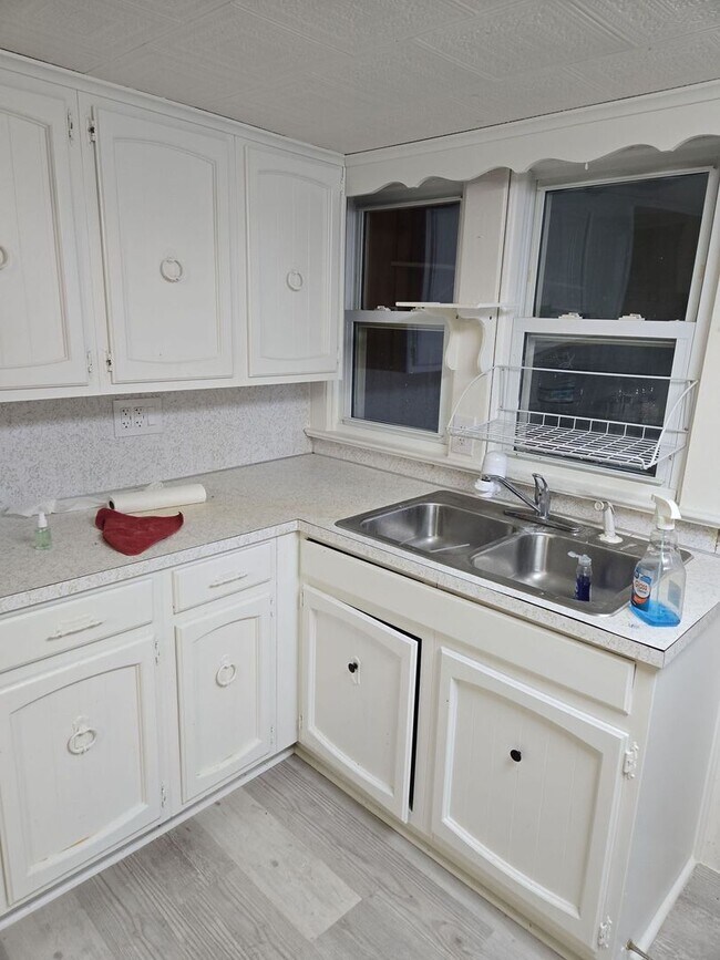 Building Photo - 4-5 Bedroom, 2 Bathroom 2-Story Detached H...