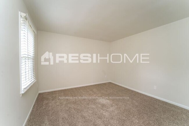 Building Photo - "Welcome Home! Get 1 month FREE RENT when ...