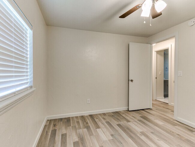 Building Photo - 4 Bedroom/2 Bath home with fenced yard.