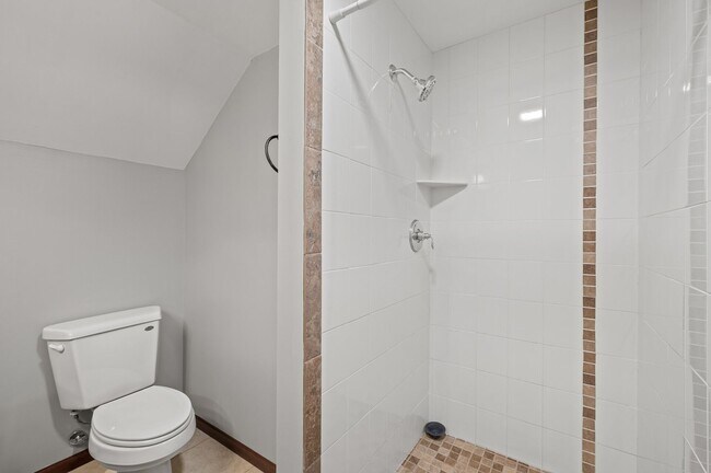 Building Photo - 1711 Rose Pl W