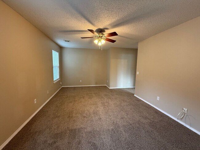 Building Photo - Collinsville 3/2 with new carpet!!