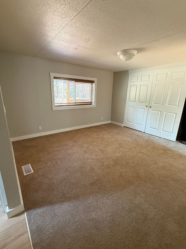 Building Photo - Newly Remodeled 3 Bedroom Home