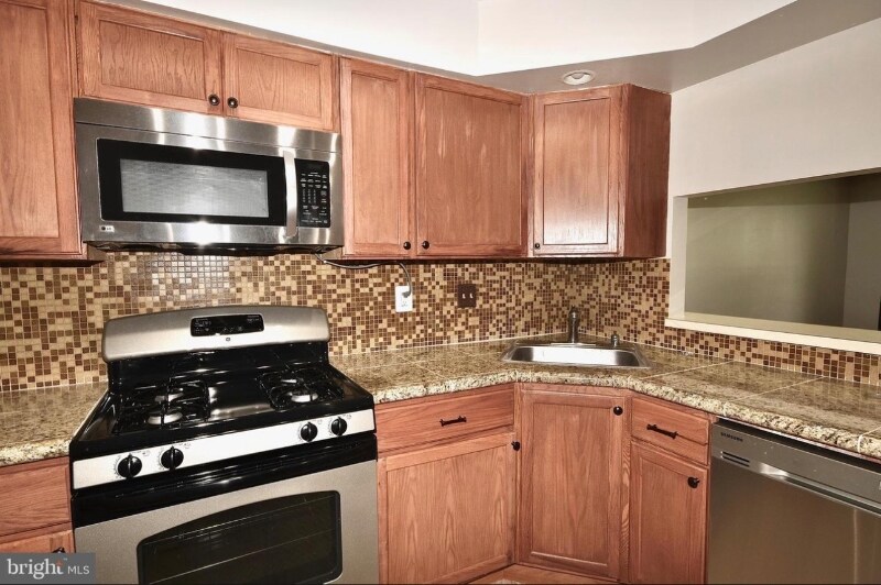 Building Photo - 14370 Gringsby Ct