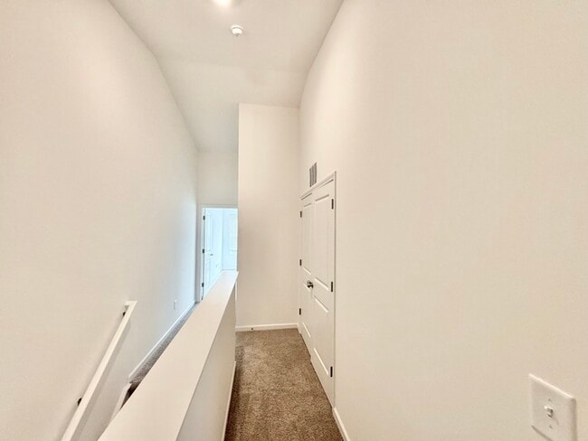 Building Photo - Charming two bedroom 2 1/2 bath townhome
