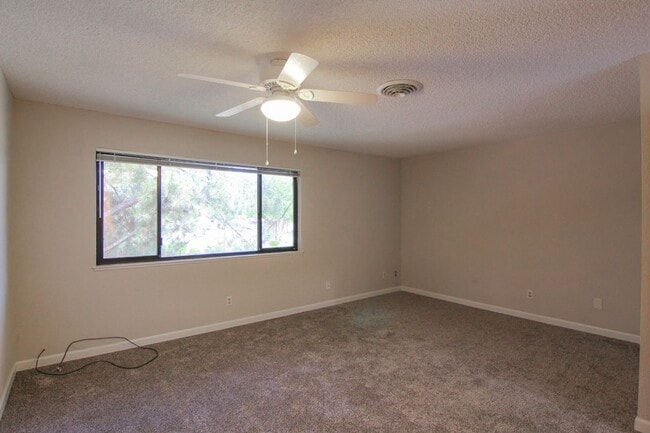 Building Photo - 2 Bedroom Condo for Rent in Redding CA with Pool, Tennis Courts, Garage | The Bluffs