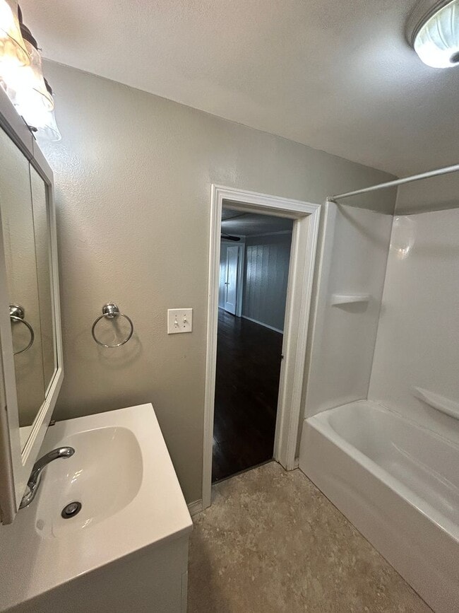 Building Photo - Large 1 bed 1 bath in downtown Hamilton
