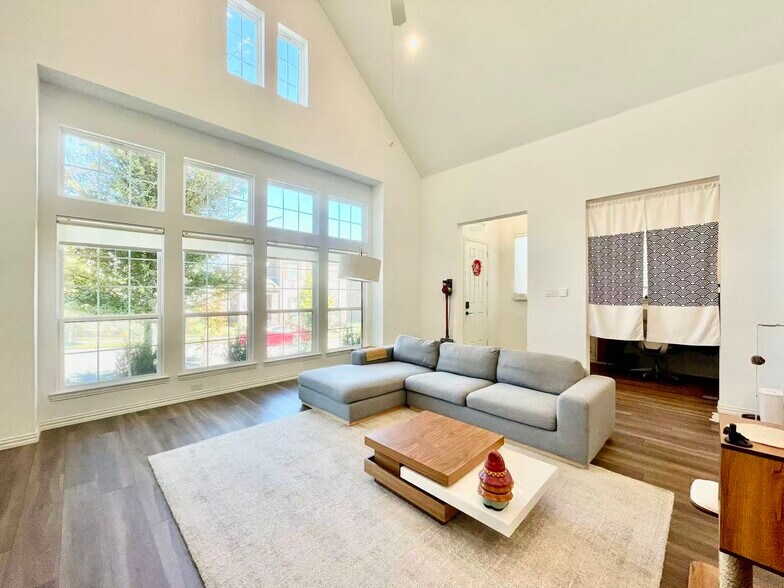 Building Photo - 8213 Bethpage Dr