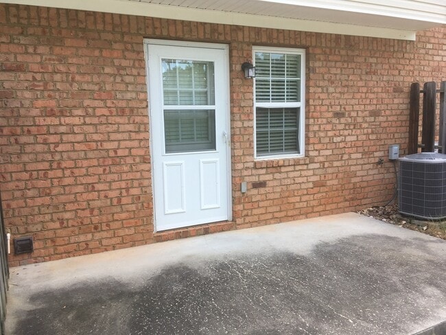 Building Photo - 220 Logmont Trace