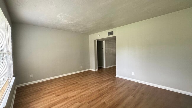 Building Photo - 3 Bed, 2 Bath Corner Lot Home!