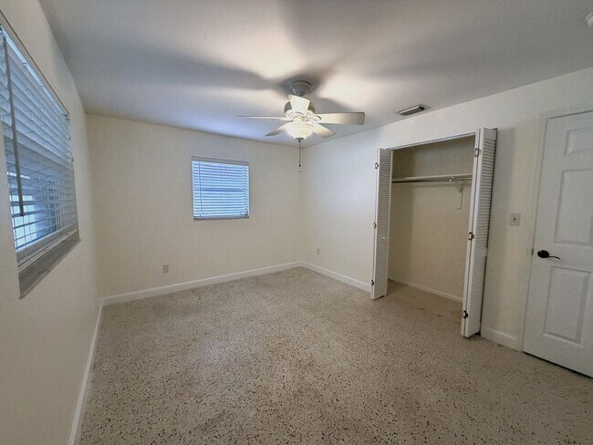 Building Photo - 3/2/1 car garage in S. Ft. Myers Off Cypress Lake!