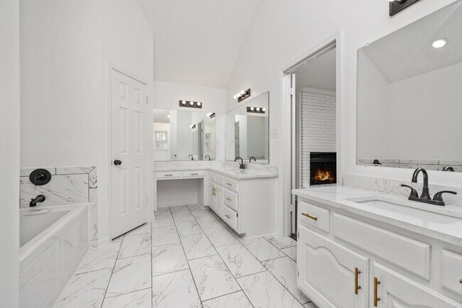 Building Photo - 3 Bedroom, 2 bath with a bonus room near B...