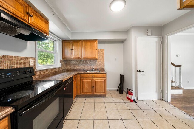 Building Photo - Spacious five bedroom home