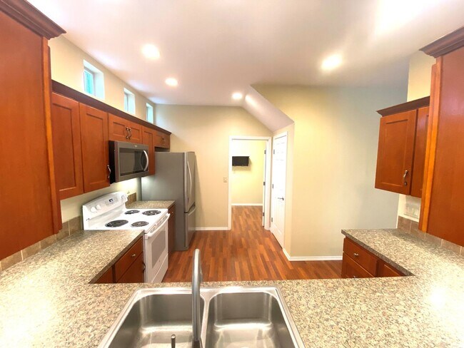 Building Photo - *$1,000 Off 1st Month's Rent!* Well-Kept Three Bedroom Home in West Salem