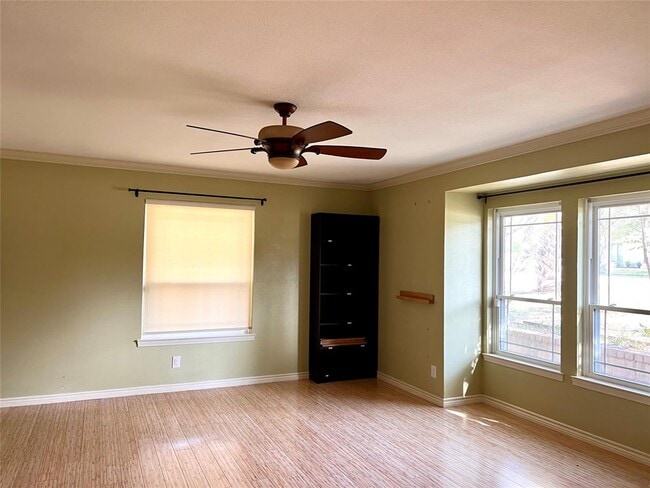 Building Photo - 10608 Spicewood Club Dr