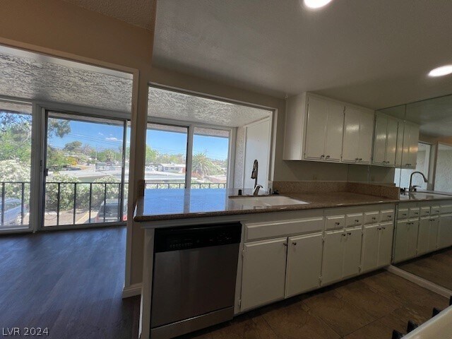 Building Photo - 1390 E Vegas Valley Dr