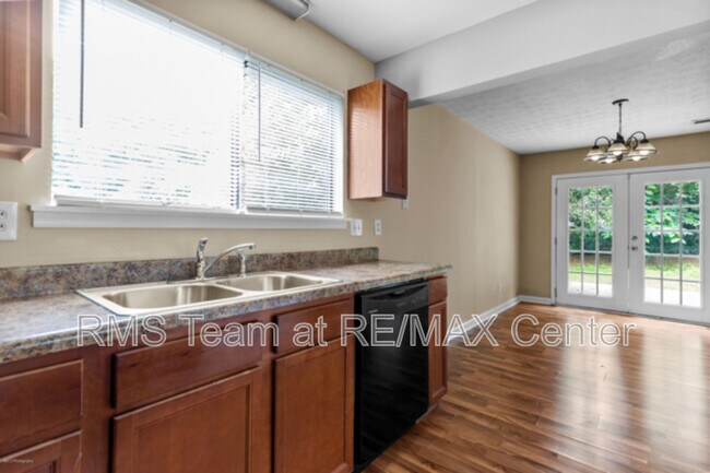 Building Photo - 625 Oxford Hall Dr SW