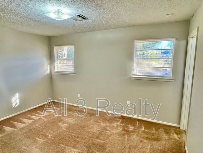 Building Photo - 6204 Lycoming Rd