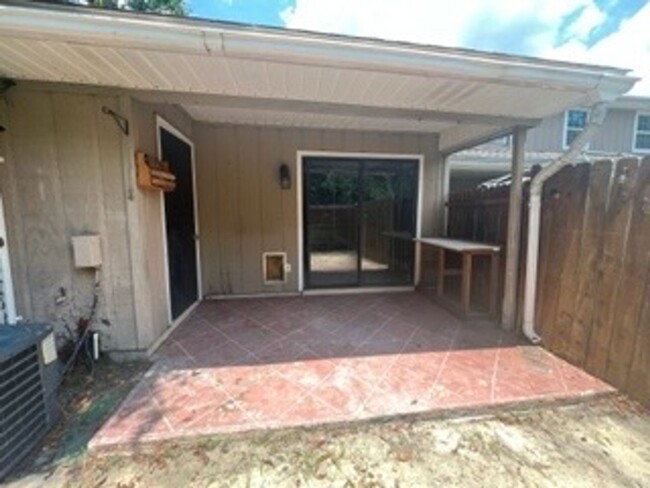 Building Photo - 2 Bed 2 Bath Townhome