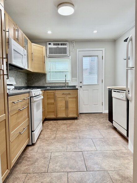 Building Photo - 2322 S Hutchinson St