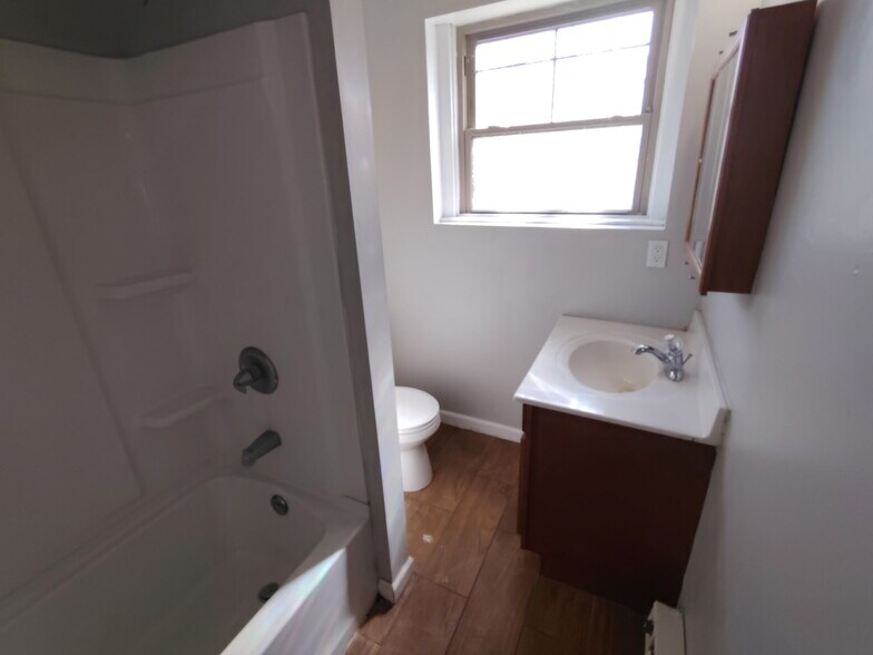 Building Photo - 302 S 12th St