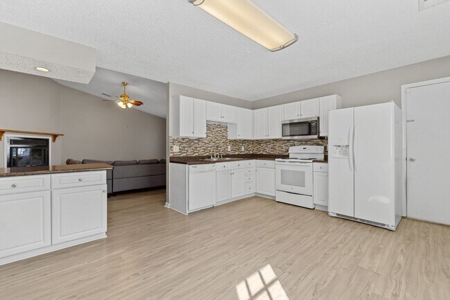 Building Photo - 4421 Smokey Lake Dr