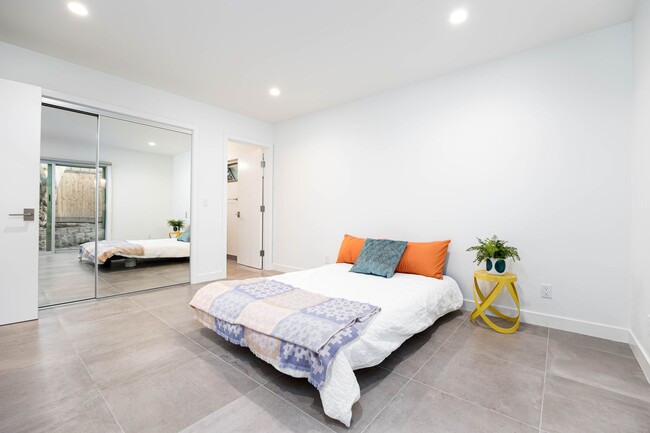 Building Photo - Gorgeous 2 bedroom 2 bath twin home just b...