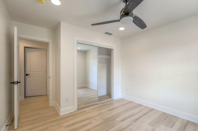 Building Photo - 427 W Linden Ave
